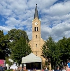 Kirche in Glienicke/Nordbahn mit Pavillon beim Herbstfest