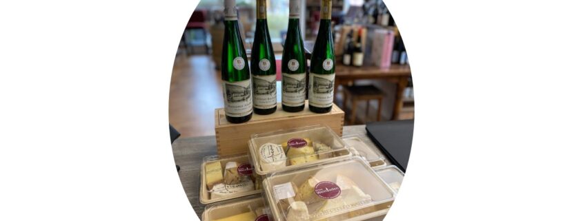 Riesling-Flaschen und Käsepakete im Weinladen