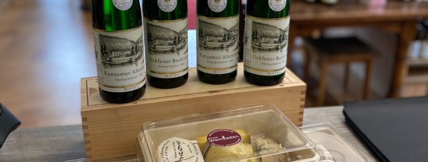 Riesling-Flaschen und abgepackte Käsepakete auf dem Ladentisch