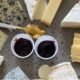Käseplatte mit Weichkäse, Blauschimmelkäse, Hartkäse und zwei Schälchen Konfitüre