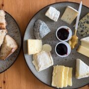 Käseteller mit verschiedenen Käsesorten, Konfitüre und Brot