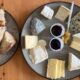 Käseteller mit verschiedenen Käsesorten, Konfitüre und Brot