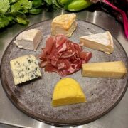 Teller mit fünf Käsesorten und Serrano-Schinken