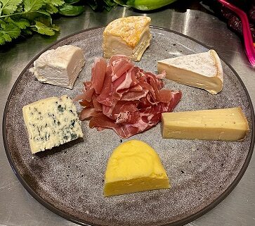Teller mit fünf Käsesorten und Serrano-Schinken