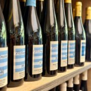 Weißweinflaschen vom Weingut Wittmann im Regal