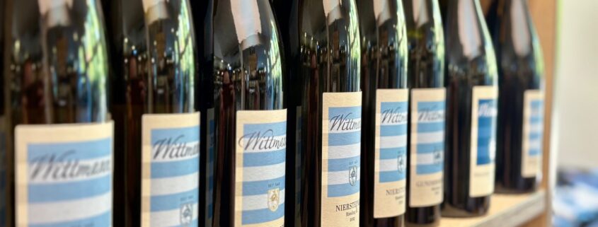 Weißweinflaschen vom Weingut Wittmann im Regal