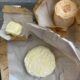 Verschiedene ausgepackte französische Käsesorten mit Weißschimmel- und Rotschmiererinde auf Papierverpackungen