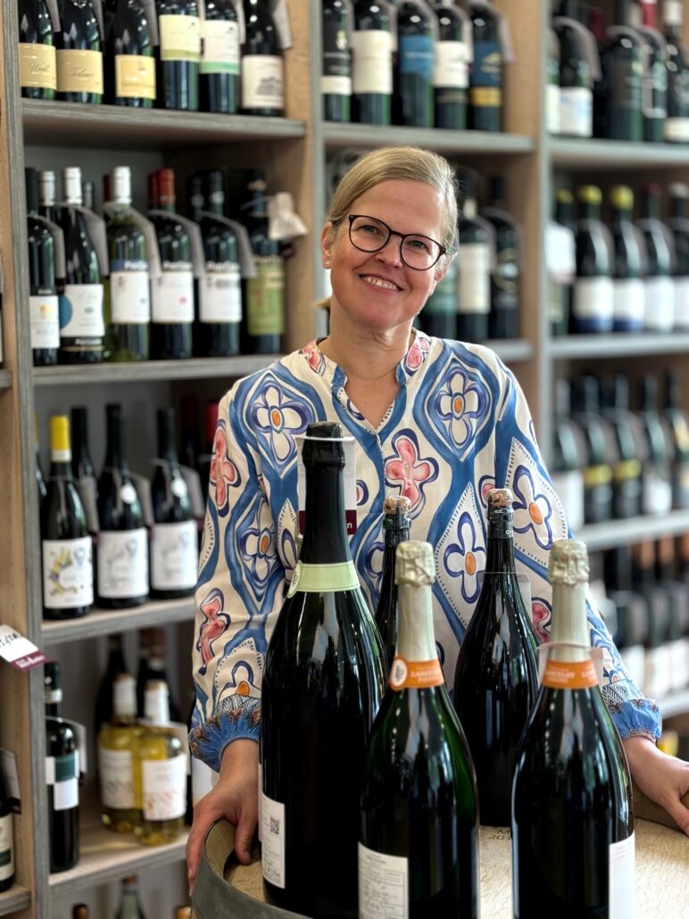 Katja Steguweit vor dem Weinregal in Arnos Weinladen